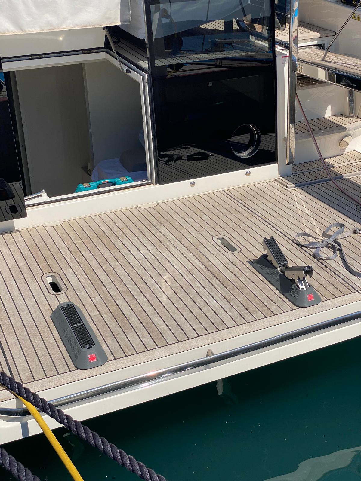 TENDER-REST Beibootauflagen, Top-Mounted-Version auf Badeplattform, eine aufgeklappt, eine zusammengeklappt / TENDER-REST tender chocks – top-mounted version on a yacht swim platform, one folded up and one folded down