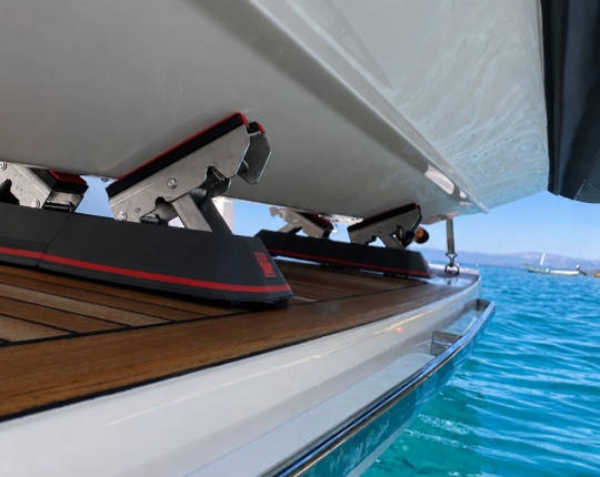 TENDER-REST Beibootauflagen mit aufgeladenem Beiboot
